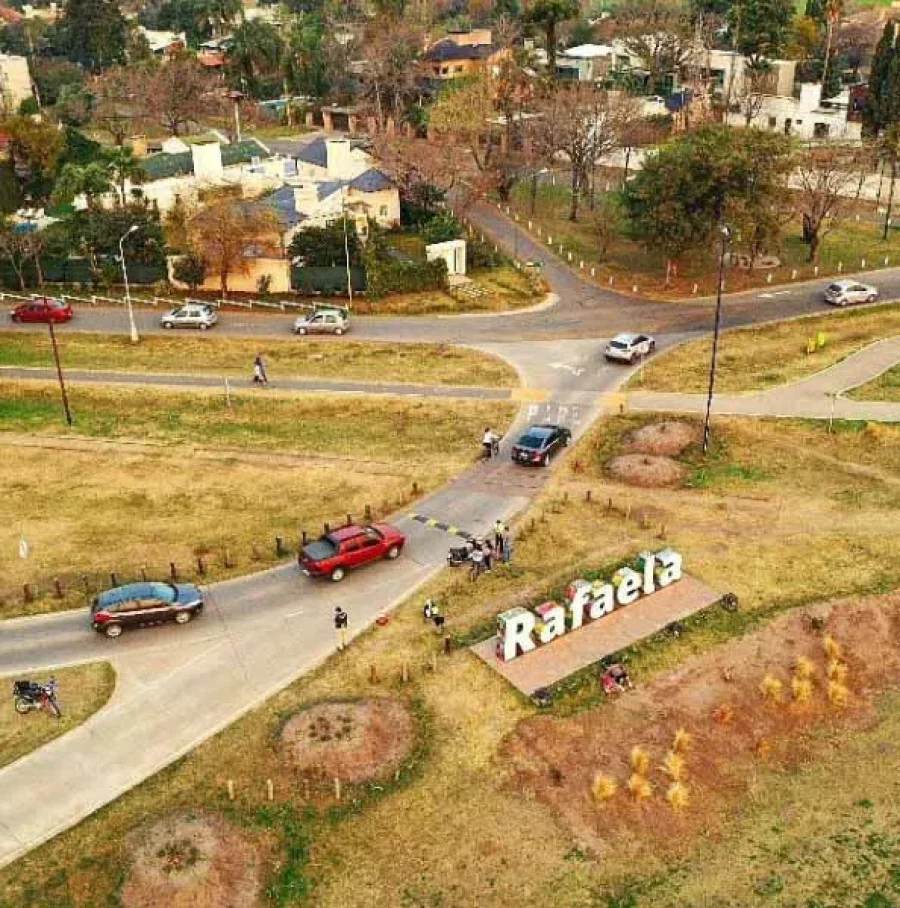 FOTO INSTAGRAM @BOIDIM
DESDE EL AIRE. Una vista de Rafaela, campo y ciudad. 
IDENTIFICACI&Oacute;N. En pocos a&ntilde;os, el cartel de ingreso desde el sur por la 34 se convirti&oacute; en una postal.