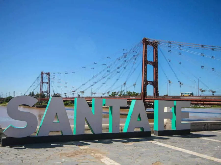 FOTO SAFETUR
PUENTE COLGANTE. Uno de los emblemas de Santa Fe, junto al r&iacute;o. 
LISO. Un elixir del que los santafesinos se sienten orgullosos.
PUERTO. Un paseo con postales del r&iacute;o para guardar en la memoria.
MUSEO DE LA CONSTITUCI&Oacute;N. Una obra que bus