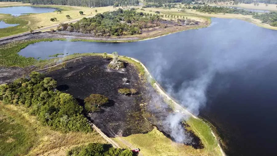 FOTO T&Eacute;LAM 
ECOSISTEMA EN PELIGRO. El fuego arrasa grandes extensiones de esteros y pastizales de Corrientes.