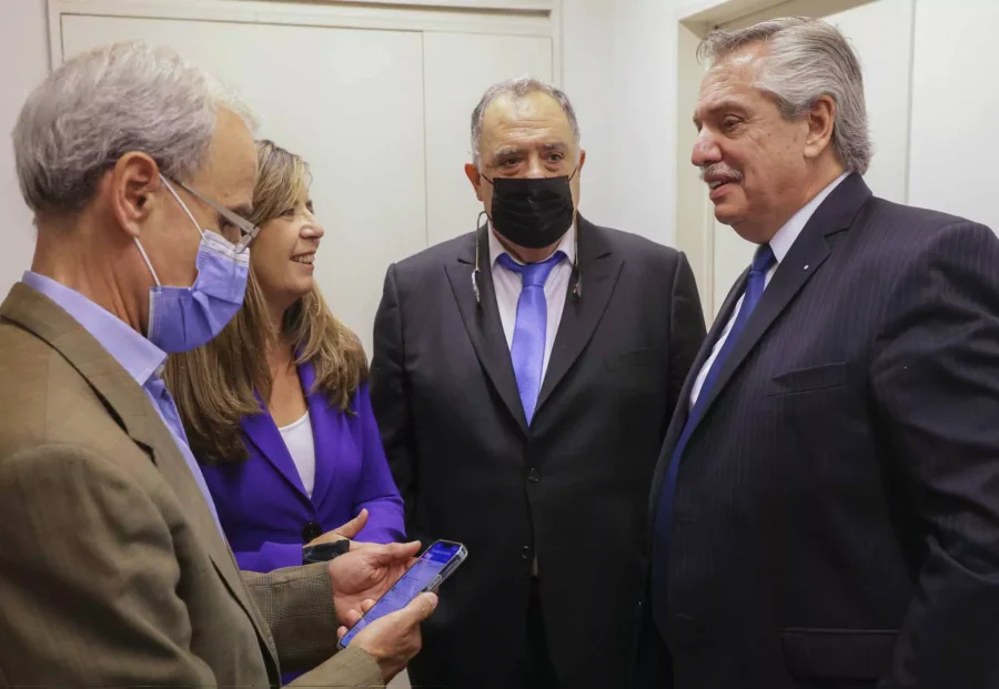 FOTO NAANTES DE INGRESAR. El Presidente acompa&ntilde;ado por Vald&eacute;s, Cerruti y Vitobello.