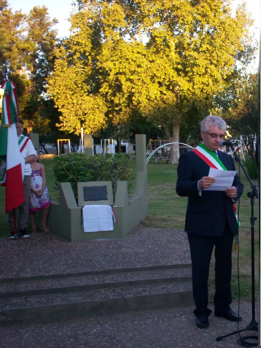 PLAZOLETA FAULE. Ubicada en el acceso oeste a nuestra localidad.
GIUSEPPE SCARAFIA.  Síndaco de Faule en una visita acontecida en 2012 cuando fue celebrado el 15° aniversario del Hermanamiento.