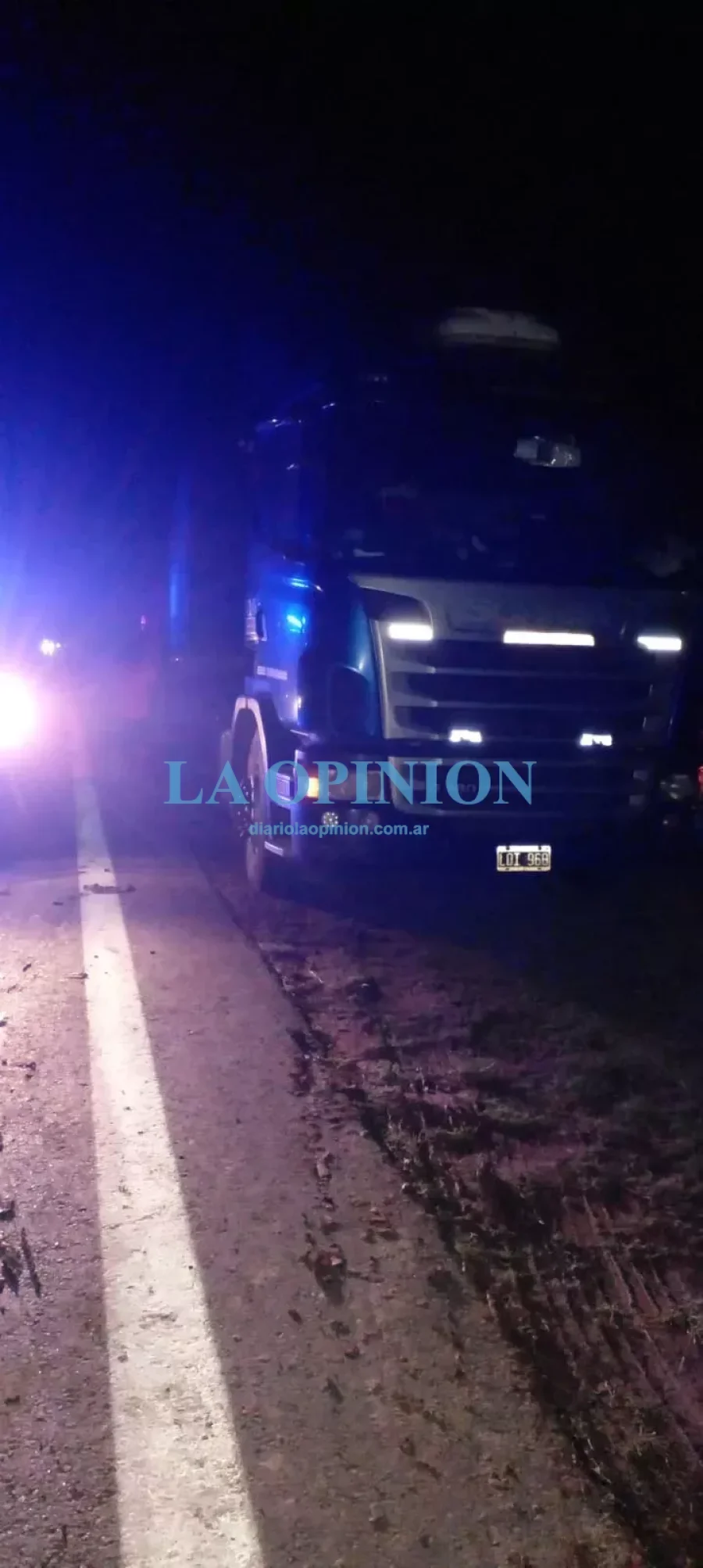 ACCIDENTADO.  Veh&iacute;culo del cual cay&oacute; chatarra compactada.