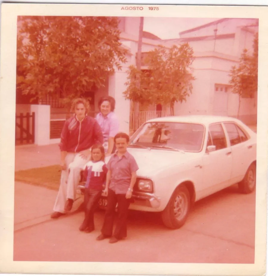 FOTO ARCHIVO R. VIGINI//DE PASEO. Raúl y su mamá Norma con Luisito y Antonio en 1975.AMIGOS. Los Changos con Leonor, Luisito, Antonio y El Abuelo.