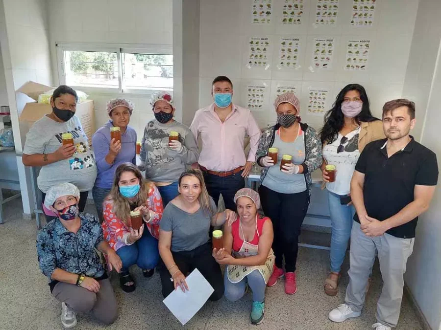 FOTO COMUNICACI&Oacute;N//
ENVASADORA DE MIEL. El personal que se desempe&ntilde;a en ella, junto a Marcelo Canavese.