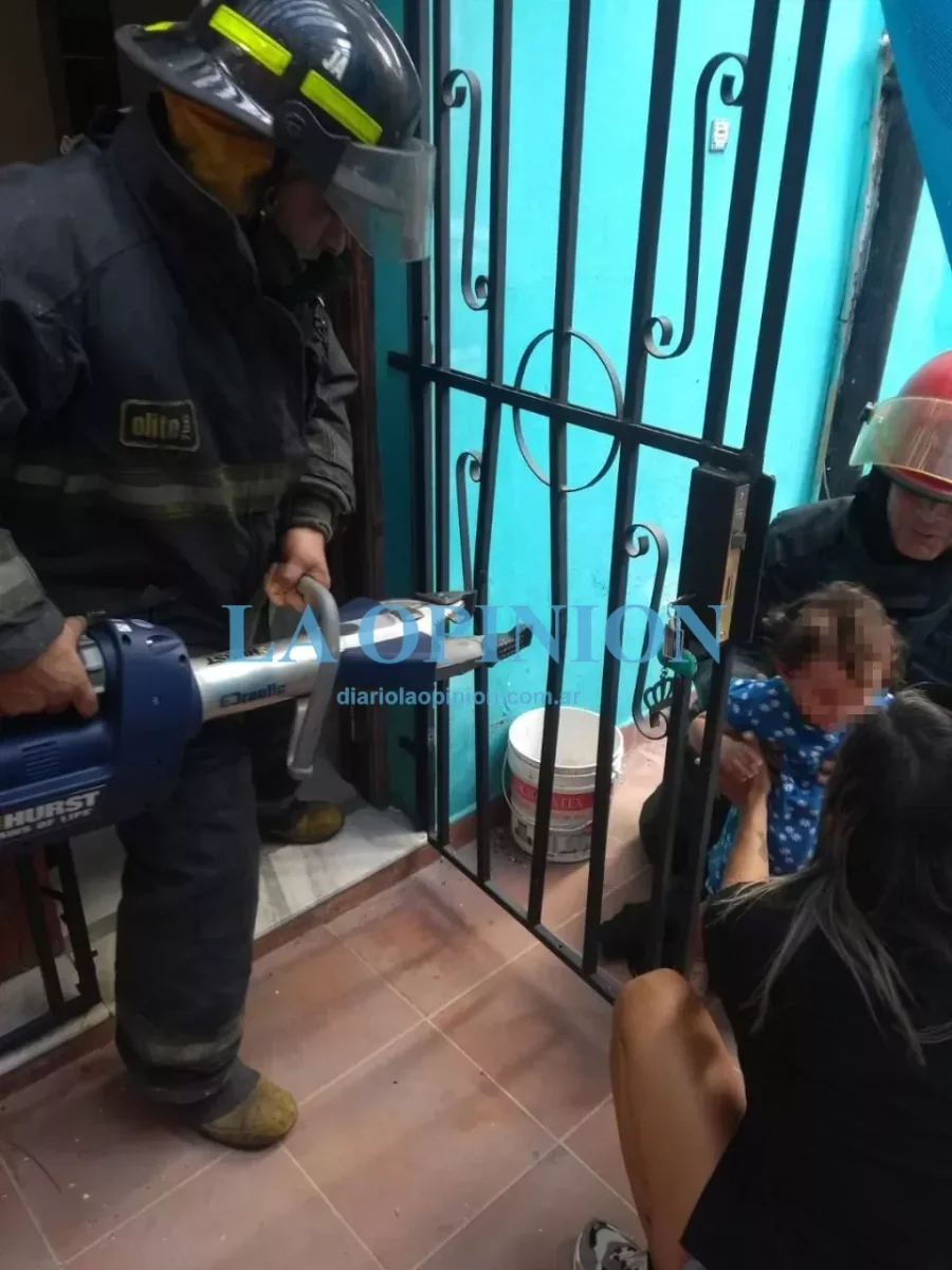 RESCATADA. Momento en que la peque&ntilde;a fue liberada por los Bomberos.