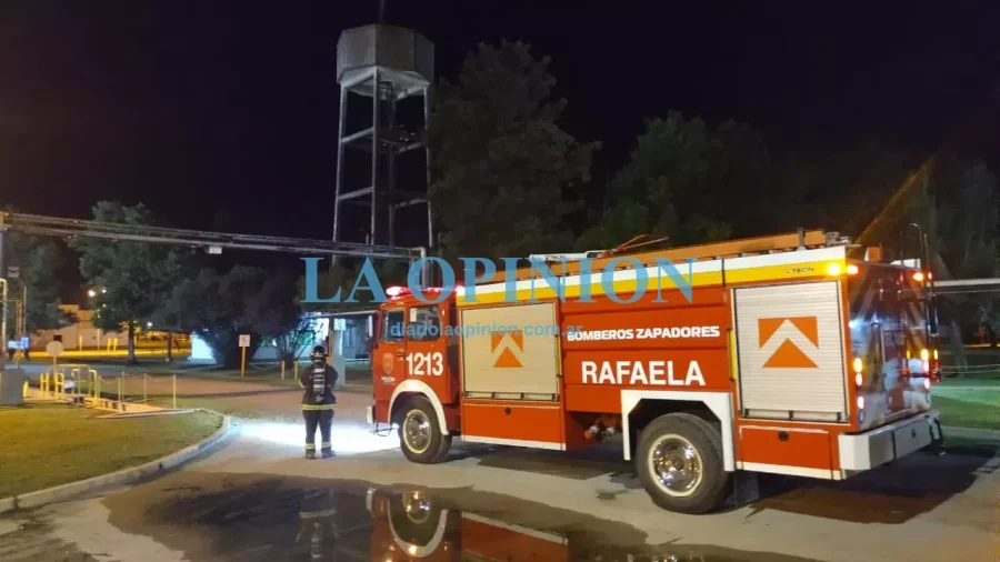 PRESENCIA. BOMBEROS ZAPADORES. Su personal intervino y dialogó con representantes de la empresa.