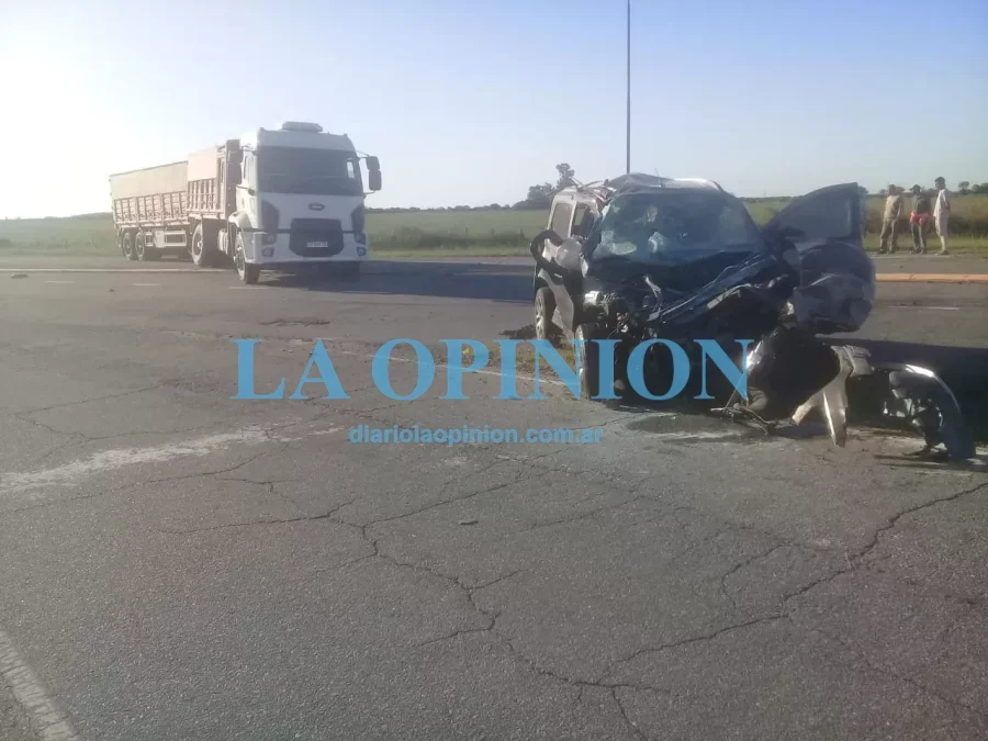 UN LESIONADO. Fue el saldo del choque de un auto y un cami&oacute;n.