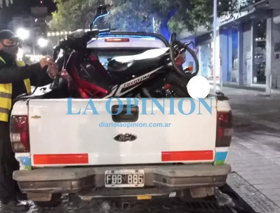 RETENIDO. Uno de los veh&iacute;culos que terminaron en dep&oacute;sitos municipales.