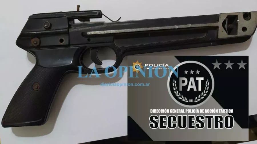 SECUESTRADA.  La r&eacute;plica que portaba uno de los dos detenidos.