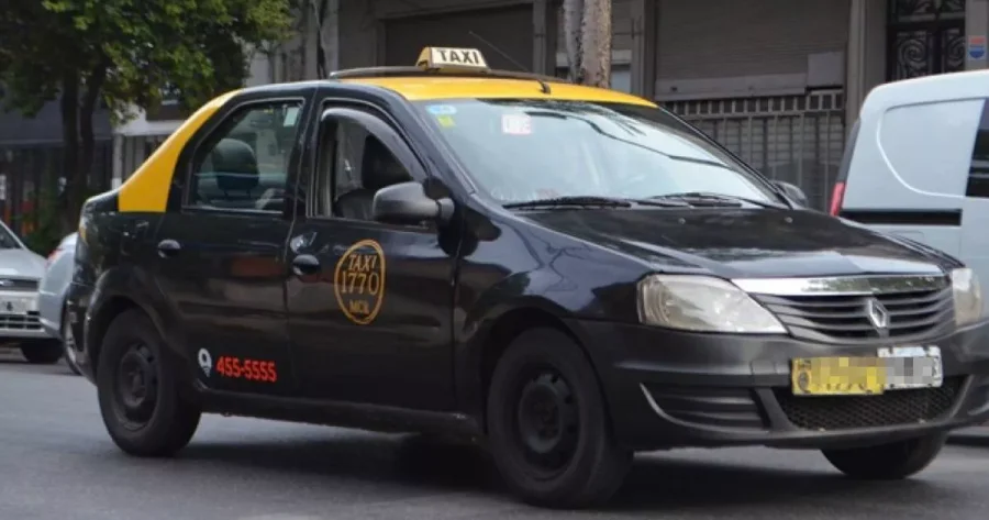 IMAGEN ARCHIVO. PERSECUCION.  Polic&iacute;as persiguieron a ladrones, en un rodado de este tipo.