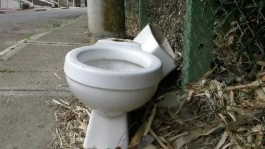 IMAGEN ARCHIVO. INODORO Y MOCHILA. Elementos de esta naturaleza, fueron recuperados tras un robo.