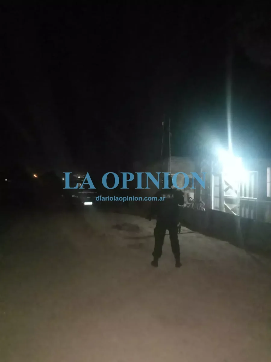 ALLANAMIENTO.  Momento de la detenci&oacute;n de un vecino de Humberto Primo.