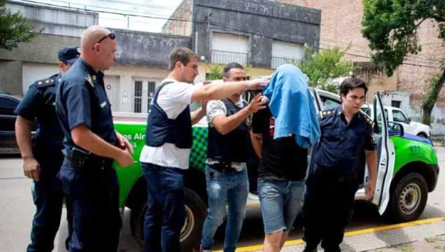 IMAGEN ARCHIVO. DETENCION. Tres hombres y una mujer, experimentaron algo parecido.