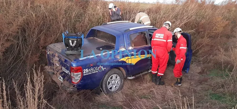 EN UN CANAL.  Termin&oacute; un veh&iacute;culo que transitaba por la ruta 13.