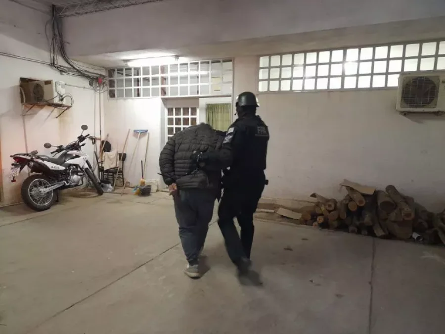 DETENIDO.  Una de las dos personas que vend&iacute;an droga.