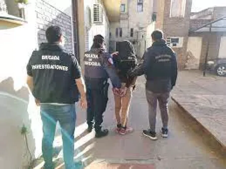 IMAGEN INTERNTET. DETENCION. Momento de la captura de uno de los imputados en un crimen.