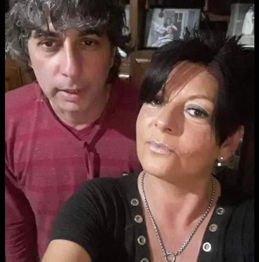 IMAGEN INTERNET. La v&iacute;ctima junto a un familiar.