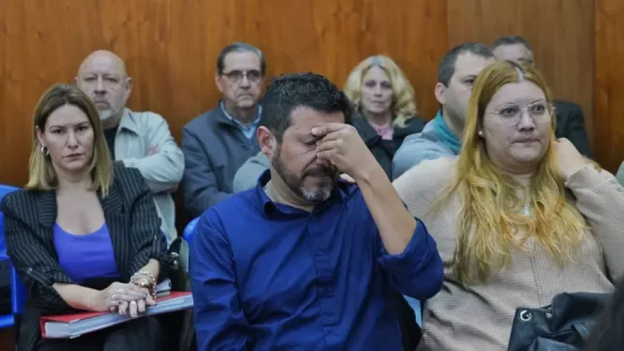 IMAGEN INTERNET. EMOCIONADO. As&iacute; le lo vio al hijo de "Trinche".