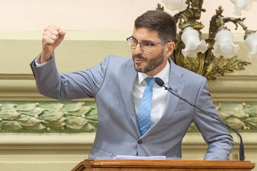 Pullaro al brindar su mensaje en la Legislatura.