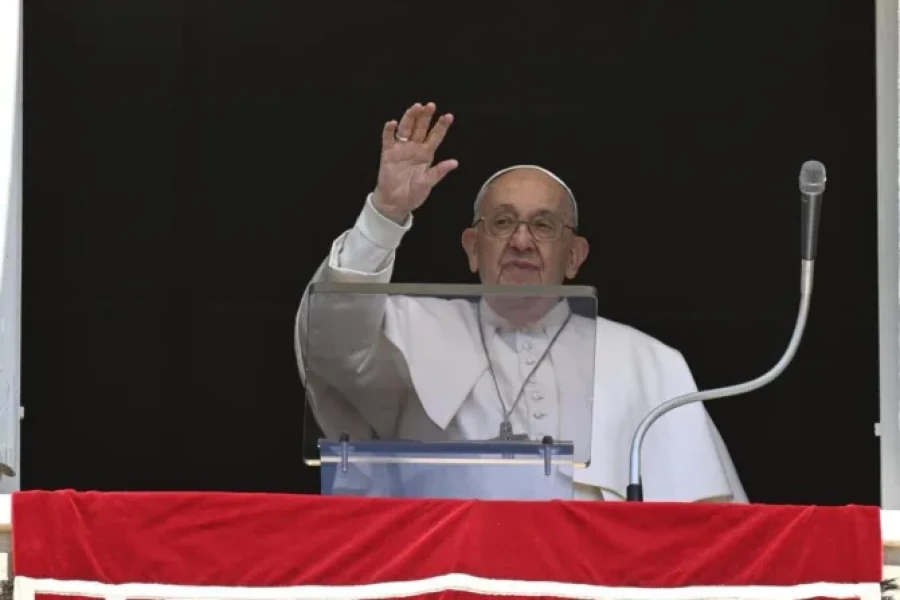 Francisco, ayer antes de rezar el Regina Caeli