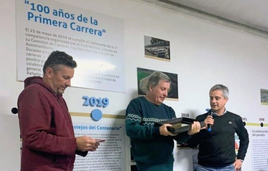V&iacute;ctor Hugo recibe una placa de diario LA OPINI&Oacute;N.