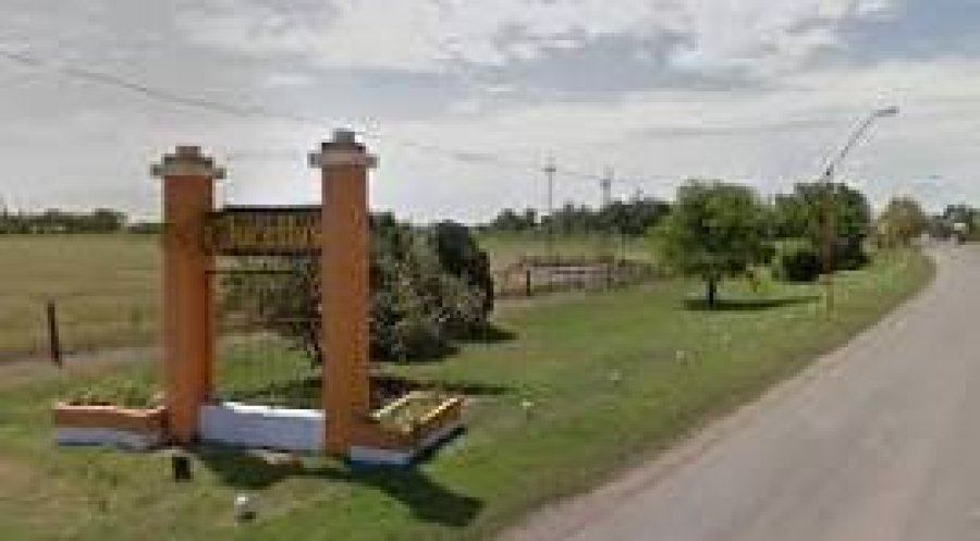 Acceso a la localidad.