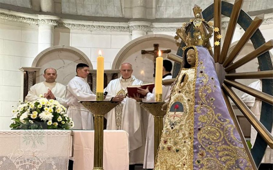 Mons.Olivera presidiendo la Eucarist&iacute;a.