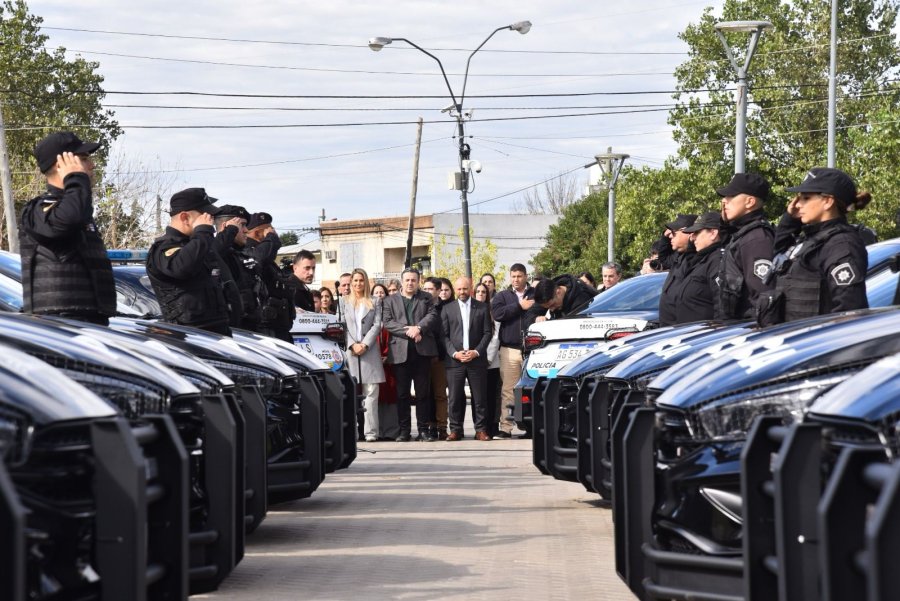 Funcionarios y agentes policiales durante el acto en Rosario.
