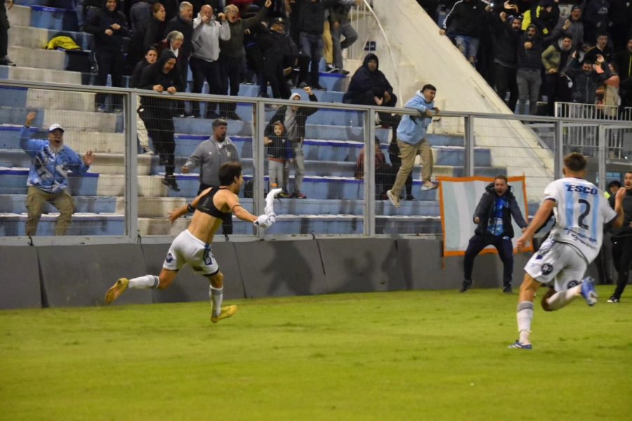 CORRIDA LOCA./ Albertengo festejando su gol.