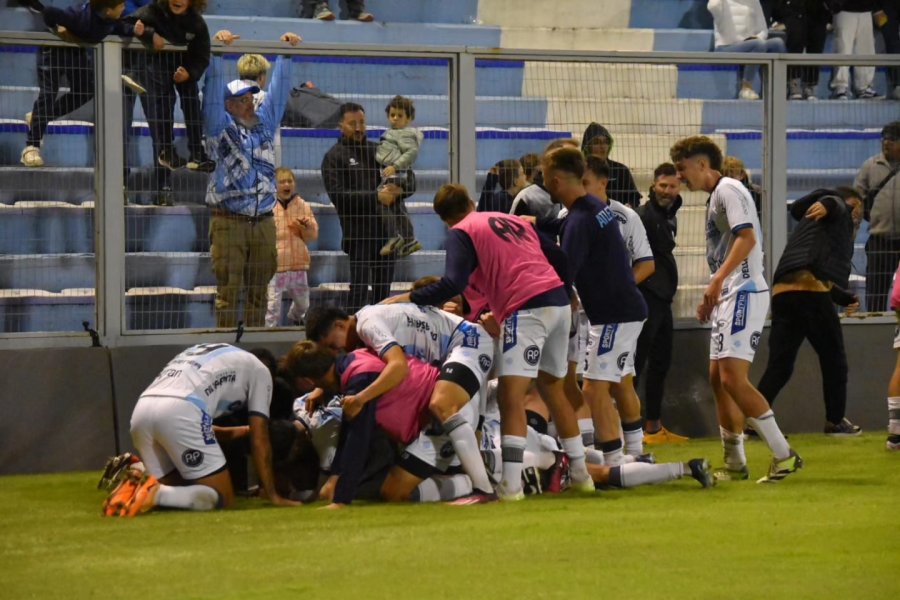 ALIVIO./ Los festejos del gol de la Crema.