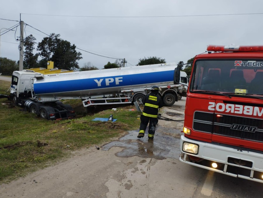 El chofer del cami&oacute;n de YPF debi&oacute; ser extra&iacute;do por Bomberos y trasladado al Hospital.