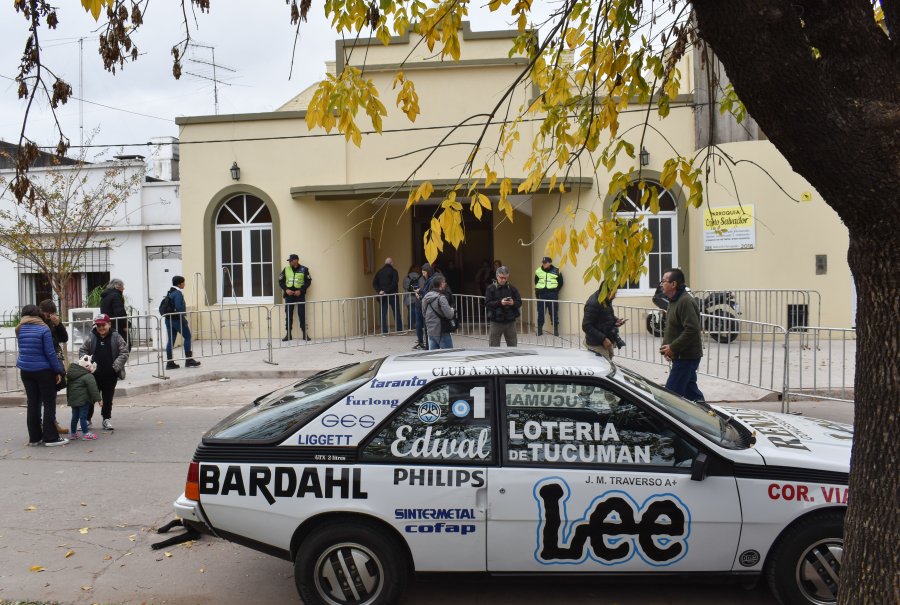 Uno de los m&iacute;ticos autos del Flaco Traverso, la coup&eacute; Renault Fuego con la publicidad de la empresa rafaelina Edival.