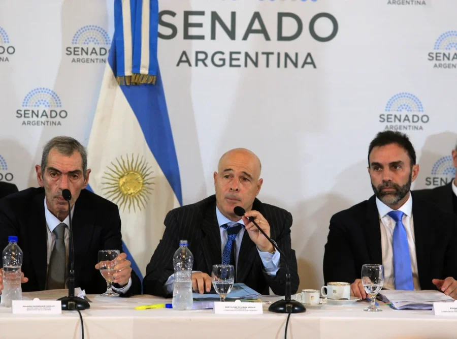 El senador Abdala y el senador Atauche, junto al secretario de Energ&iacute;a, Rodr&iacute;guez Chirillo.