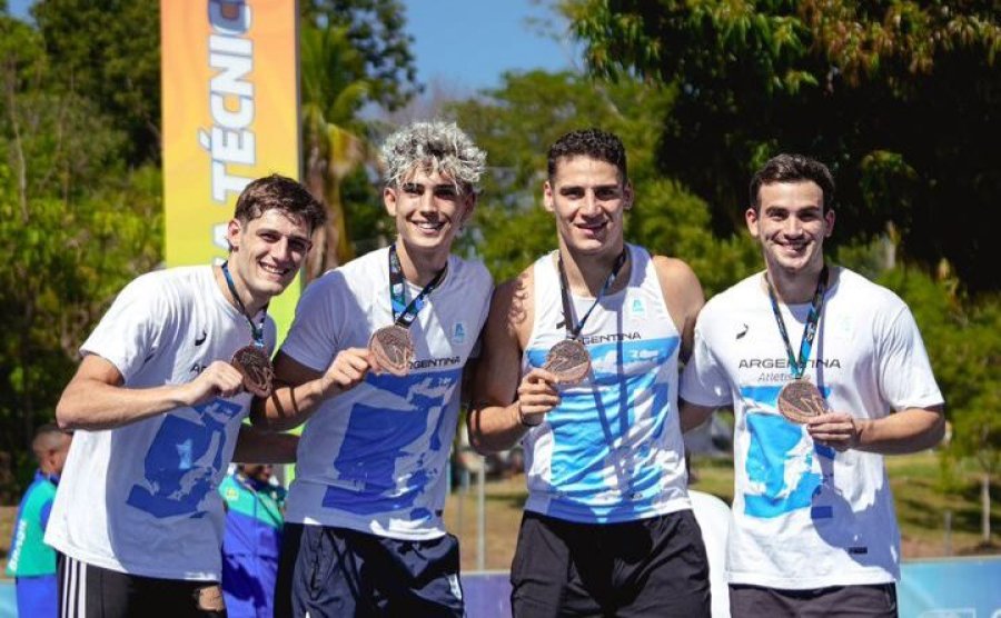 EN CUIABA./ El relevo 4x100 feliz.