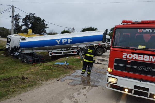 Choque de camiones en Ruta 34 y el tránsito pesado: chofer debió ser rescatado por Bomberos