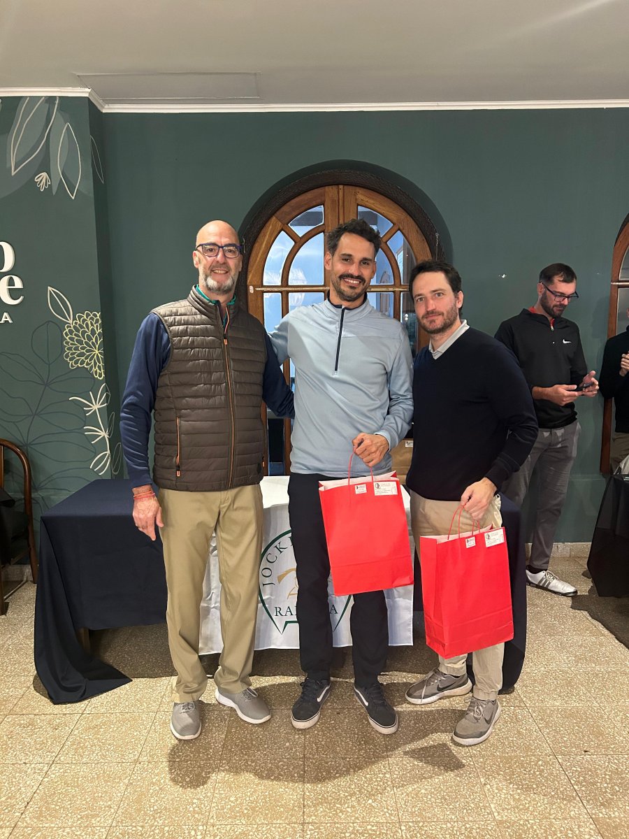 SCRATCH./ A. Riachi y P. Lagrutta con el premio entregado por F. Rivero (Subc. de golf).