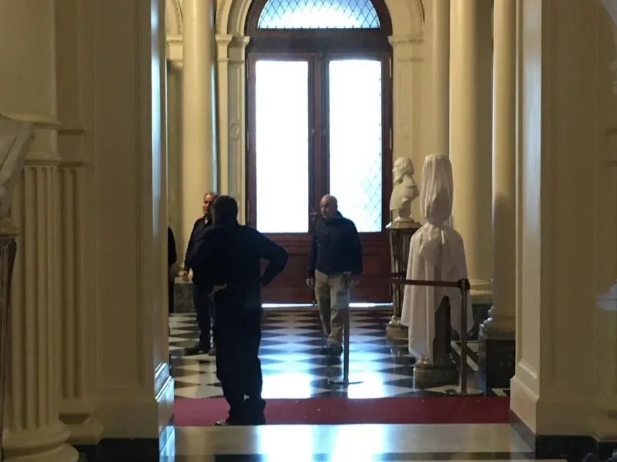 El busto de Carlos Menem en Casa Rosada, tapado por un cobertor.