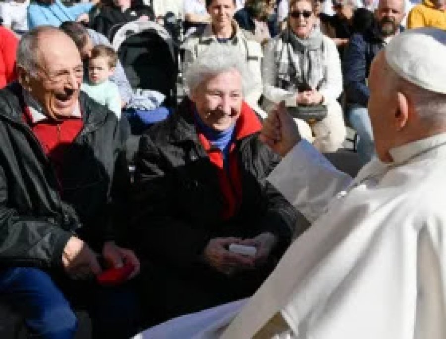 Franciso saluda a abuelos tras la audiencia general.