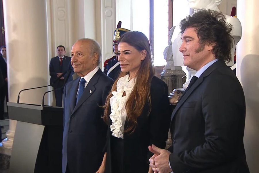Juntos en la colocaci&oacute;n del busto de Menem en Casa Rosada.