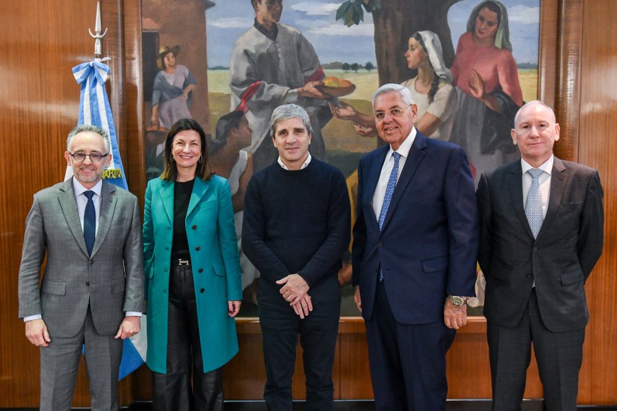 Luis Caputo, junto a representantes de Volkswagen Group Argentina.