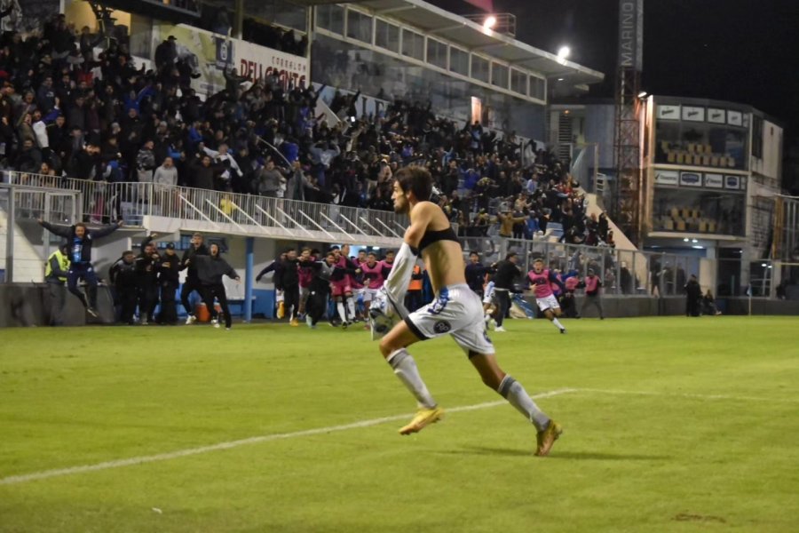 LOCURA TOTAL.  Albertengo anot&oacute; en la &uacute;ltima jugada del partido y desat&oacute; la alegr&iacute;a, tan esperada por todos, de sus compa&ntilde;eros e hinchas.