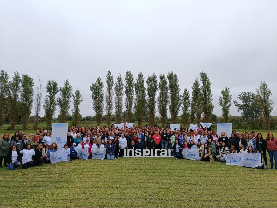 EN RECREO. El diputado provincia, Juan Arga&ntilde;araz, el dirigente rafaelino Delvis Bodoira con m&aacute;s de 300 mujeres durante el encuentro.