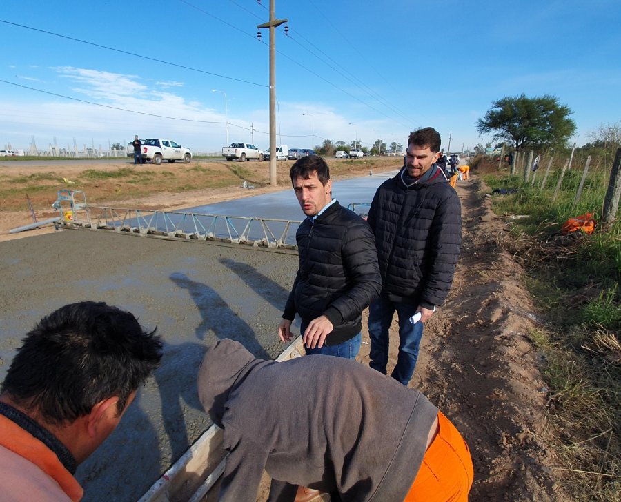 Viotti y Asensio durante la recorrida por la obra en el acceso oeste de la ciudad.