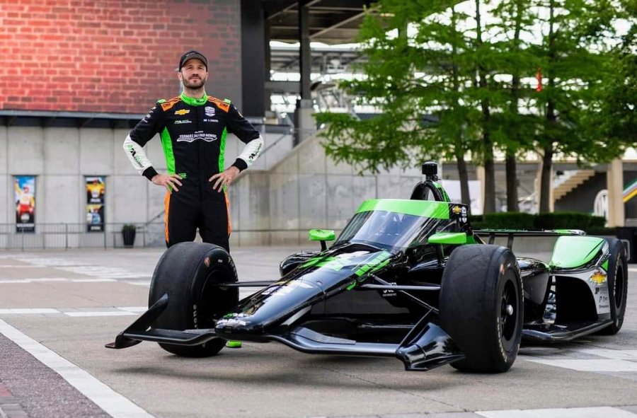 Agust&iacute;n Canapino con el auto del Juncos Hollinger Racing en Indianapolis.