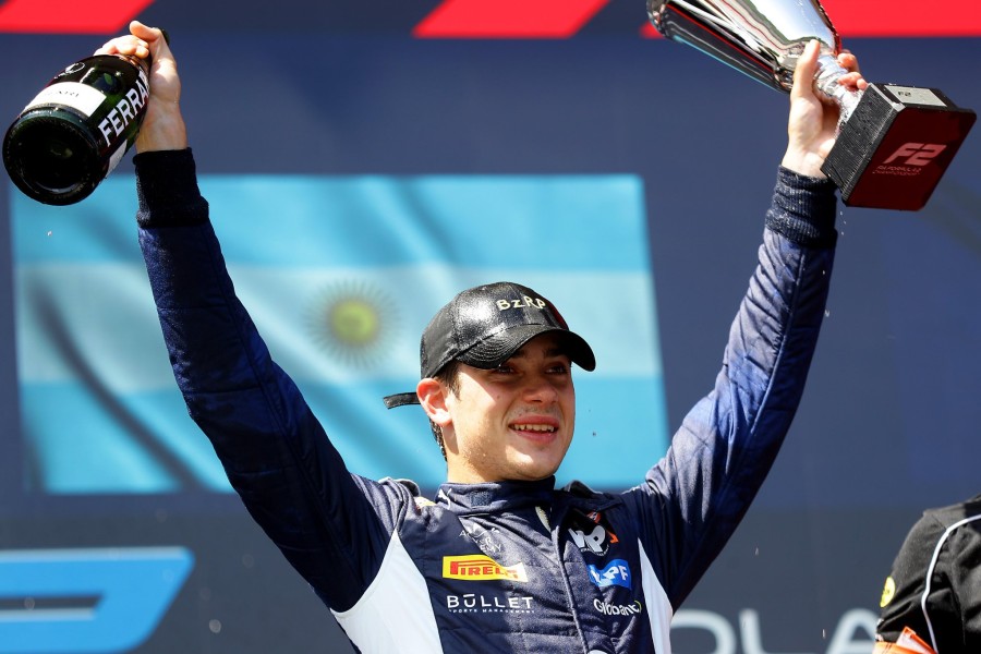 Franco Colapinto, con el champán y el trofeo en lo más alto del podio.