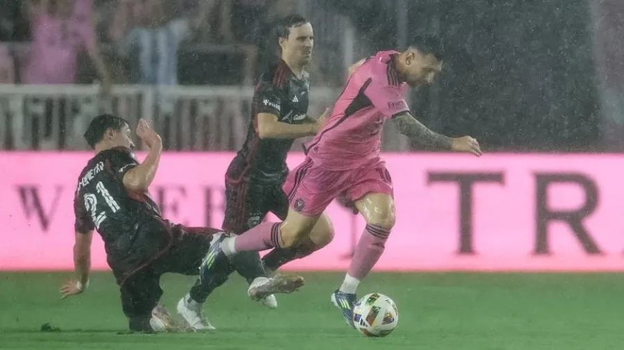 La intensa lluvia no impidi&oacute; que Lionel Messi pueda desplegar toda su gambeta.