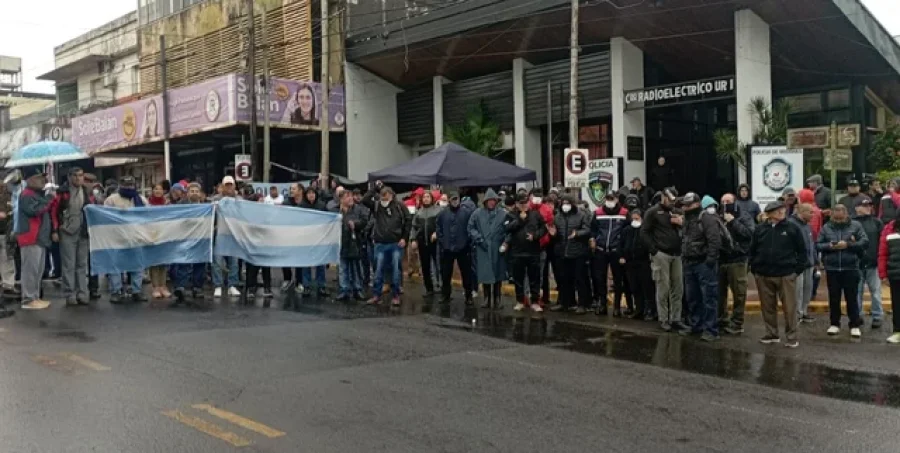 Los efectivos policiales frente al Comando Radioel&eacute;ctrico misionero.