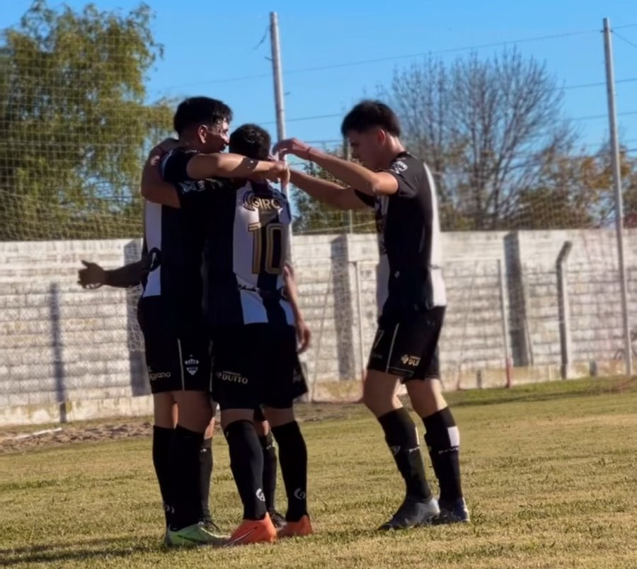 FESTEJO DE GOL PARA ALDAO QUE GOLE&Oacute; Y SIGUE L&Iacute;DER DE SU ZONA