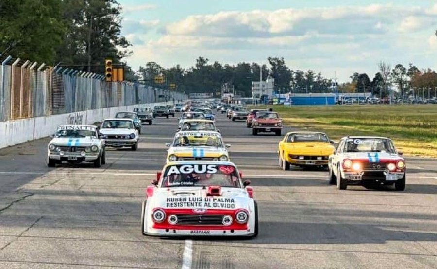 Patricio Di Palma encabeza la caravana con su renovado Torino en el aut&oacute;dromo de Rafaela.
