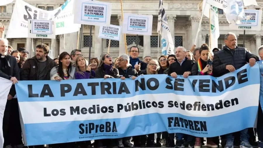 Los medios p&uacute;blicos comenzar&aacute;n un "proceso de reorganizaci&oacute;n" y convocaron a un "apag&oacute;n digital".